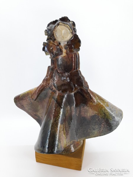 Laborcz Mónika kerámia kisplasztika, női figura