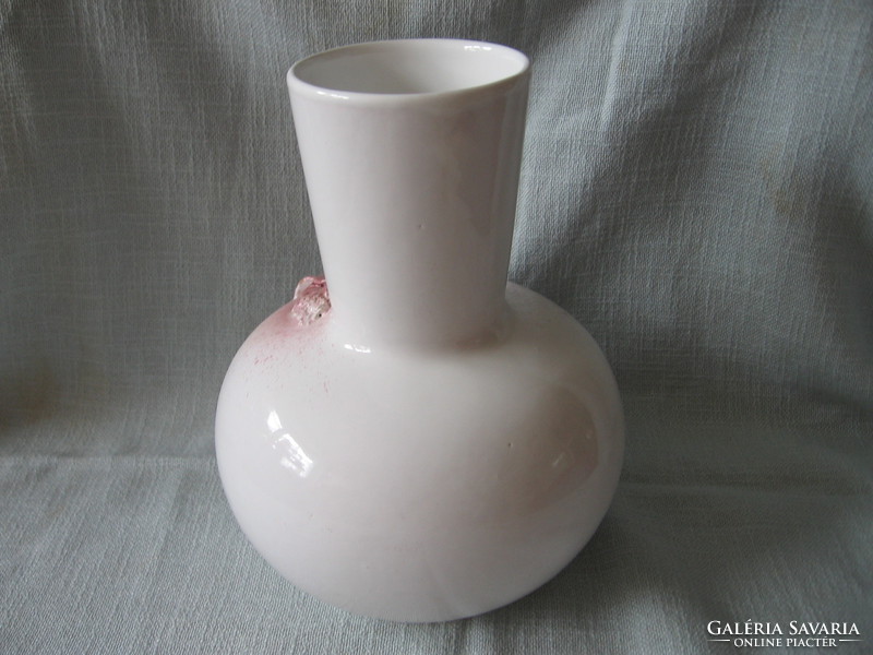 Shabby chic romantikus ,rózsaszín, plasztikus rózsás fehér váza