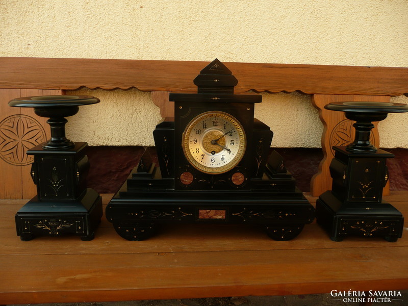 AKCIÓ! antik fekete márvány kandalló óra garnitúra, 2 db gyertyatartóval , működő!