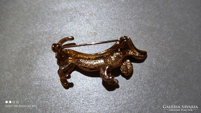 Vintage bizsu fém bross tacsi tacskó kutya arany színű kristály kövekkel a fülén