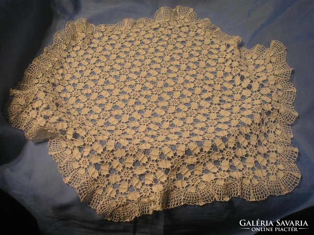 N27 large 2-piece tablecloths crocheted with many hours of work are sold together, 55 and 44 cm in good condition