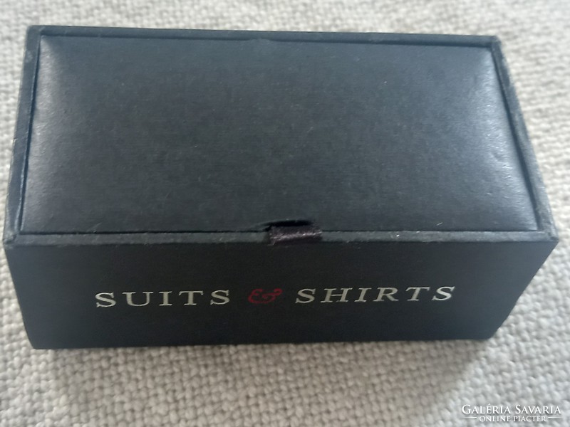 Suits Shirts márkajelzett, modern mandzsetta pár ünnepi alkalmakra, disz dobozban