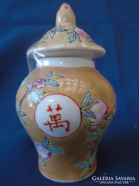 Kisebb méretű kinai fedeles urna váza hibátlan darab nagyon igényes domború mintás