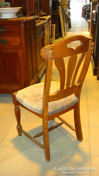 Four dining chairs in good condition. The four pieces are HUF 25,000. Solid oak upholstery is flawless.