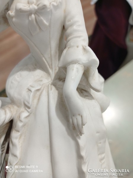 Nagyon szép fehér biszkvit figura, Nő kosárral