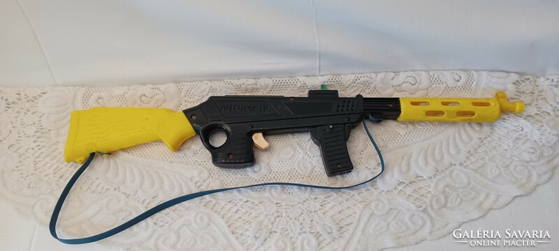 Retro Hungarian traffic toy toy rifle, works.