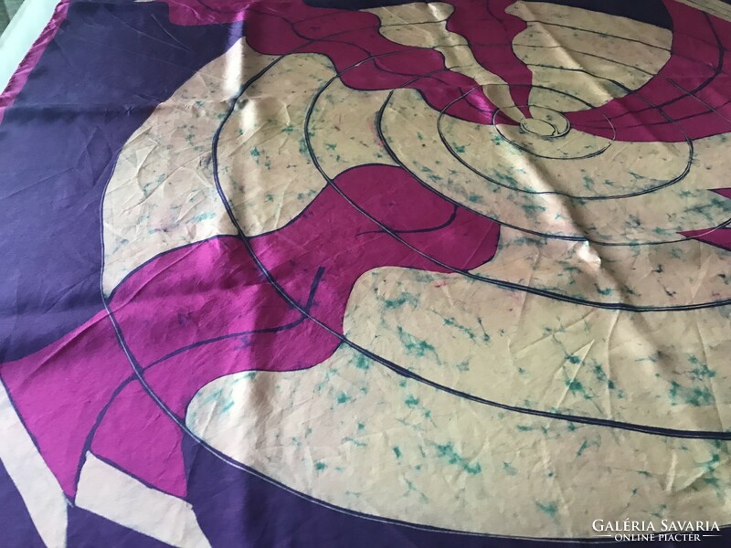 Egyedi, kézzel festett selyemkendő, 90 x 86 cm