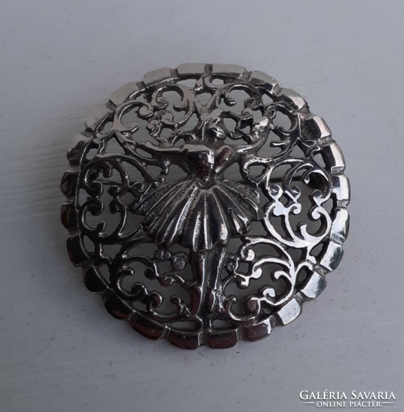 Retro silver colored openwork pattern brooch badge