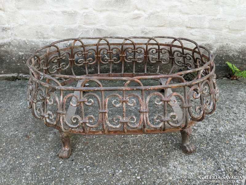 Wrought iron wood / flower holder with lion legs