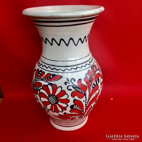 Corundum ceramic red, white, black vase