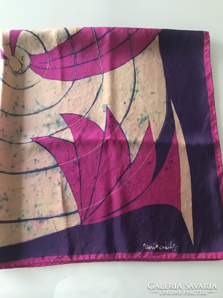 Egyedi, kézzel festett selyemkendő, 90 x 86 cm