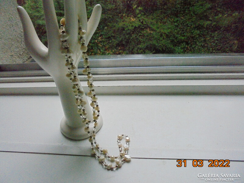 Hosszú Igazgyöngy nyaklánc ezüst színű és átlátszó köztes gyöngyökkel