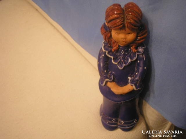 U4 Fábián Zója , Jelzett 20 cm copfos magasfényű mázas majolika élénk színű lány szobor