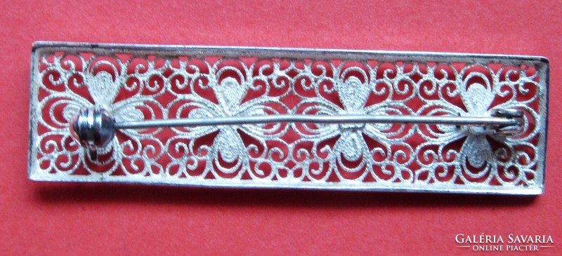 Régi ezüst bross, jelzet, 835 finomságú ezüst, 5,2 x 1,8 cm, áttört mintázattal.