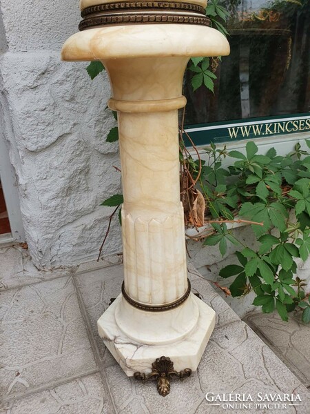 Világító márvány urna váza
