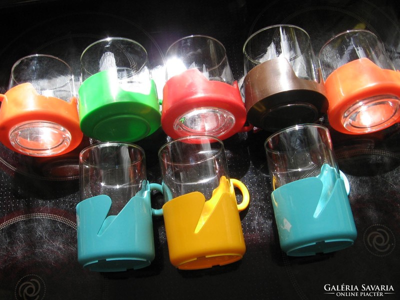 Retro space age heat-resistant glasses from Jena in a colorful plastic holder