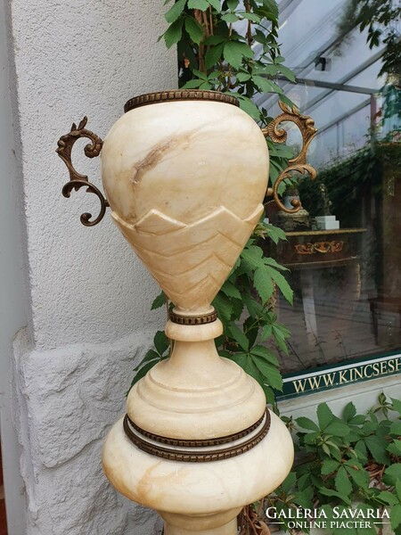 Világító márvány urna váza