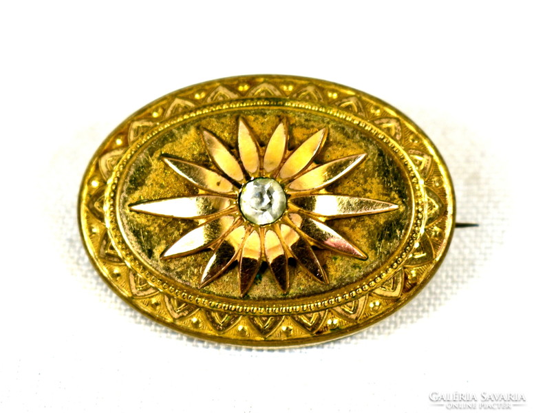 Historized polished stone gilded brooch