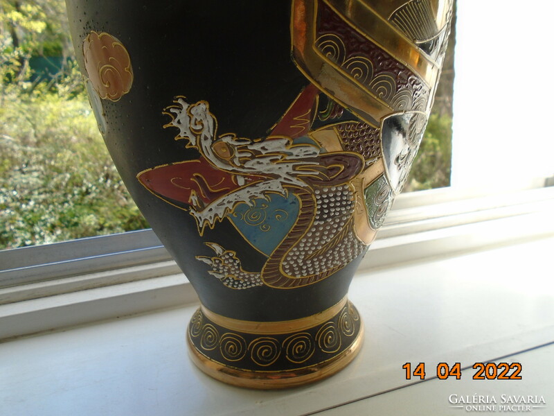 With the emblem of the shimazu shogun clan, kannon dragon satsuma vase handmade gold and iron red Japanese mark