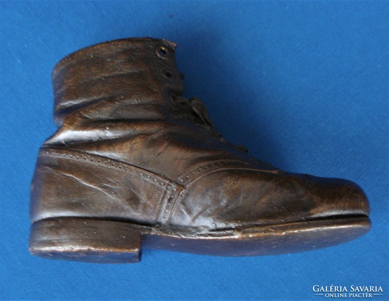Bronze leather high-heeled shoes in the xix. From the end of the century
