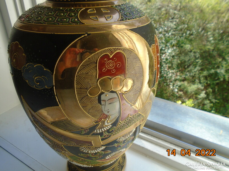 A Shimazu shogun klán emblémájával ,Kannon sárkányos Satsuma váza kézi arany és vaspiros japán jel