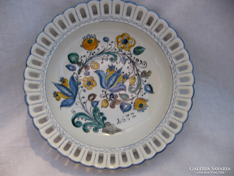 A signed copy of a 1672 bowl and plate in the collector's haban
