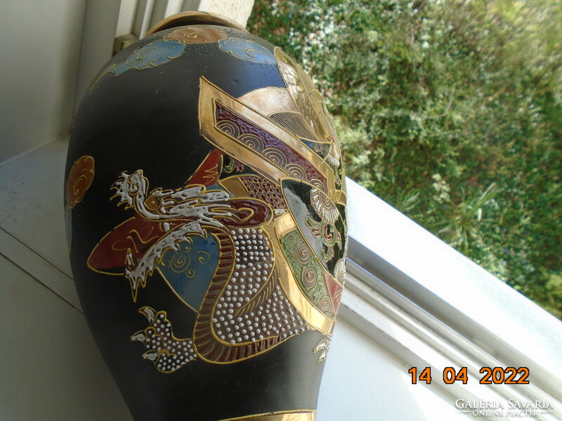 A Shimazu shogun klán emblémájával ,Kannon sárkányos Satsuma váza kézi arany és vaspiros japán jel
