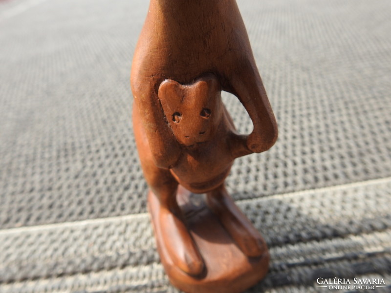 Old Australian wooden carved kangaroo with its cub - wooden sculpture