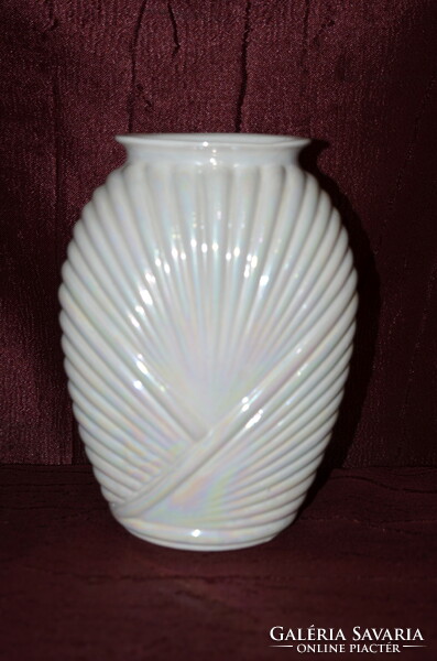 Ribbed vase (dbz 00125)