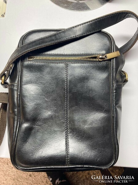 Men's leather bag is sporty