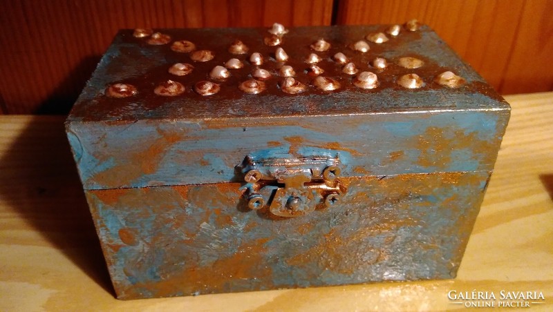 Antikolt díszítésű , egyedi kézzel festett kis fa doboz, ládika, szelence (10 x 6 x 6 cm)