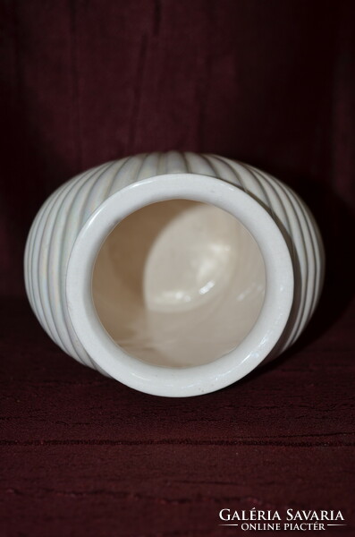Ribbed vase (dbz 00125)