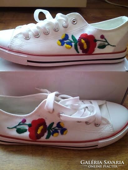 Embroidered canvas shoes from Kalocsa