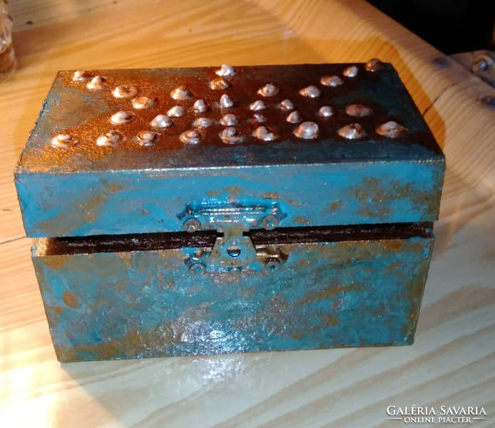Antikolt díszítésű , egyedi kézzel festett kis fa doboz, ládika, szelence (10 x 6 x 6 cm)