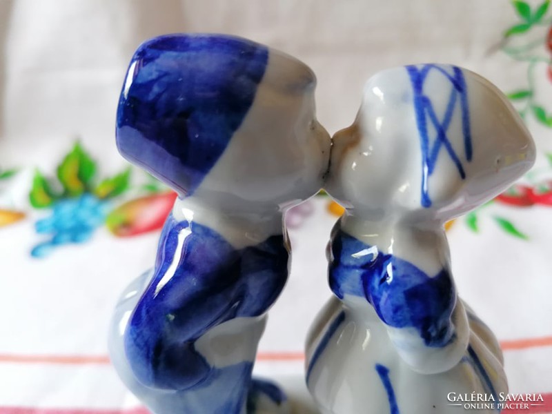 Csókolózó gyerekek apró porcelán figurák