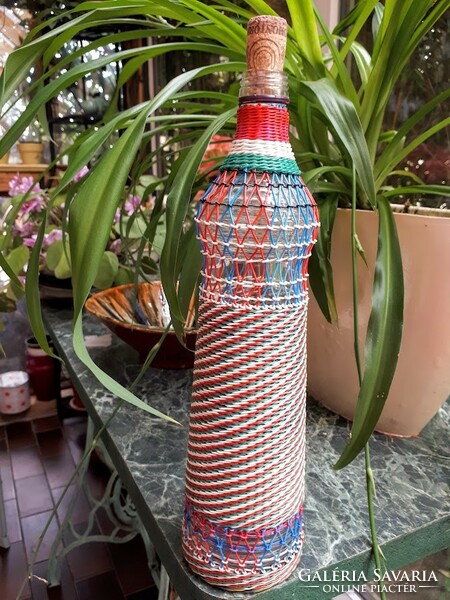 Fonott üveg flaska, retro, színes drótból font burkolatú üveg