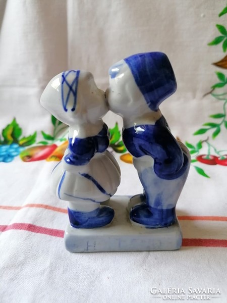 Csókolózó gyerekek apró porcelán figurák