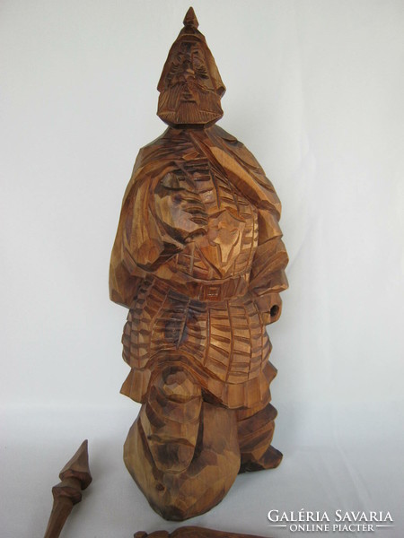 Viking harcos dárdával és fejszével faragott fa szobor