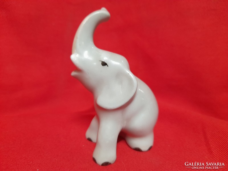 Régi Ritka Hollóháza Szerencsét Hozó Ülő Elefánt Porcelán Figura. 8.5 cm.