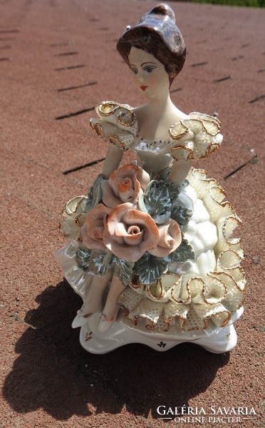 Alba Iulia / Julia CORAL Hand Made porcelán balerína csipkés ruhában rózsa csokorral