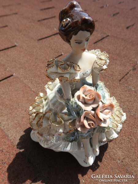 Alba Iulia / Julia CORAL Hand Made porcelán balerína csipkés ruhában rózsa csokorral