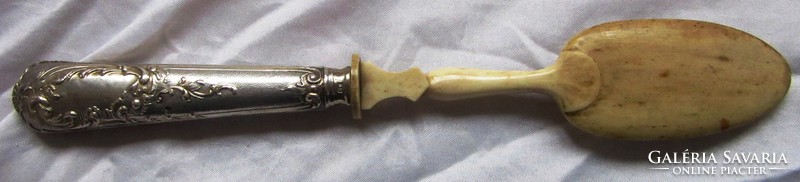 Bone / horn / spoon with silver handle, length 25 cm.