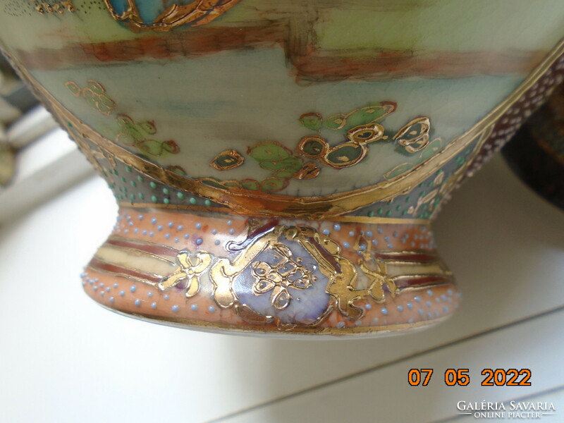 Kézzel festett fedeles kínai Satsuma váza két életképpel díszes arany dombor zománc mintákkal