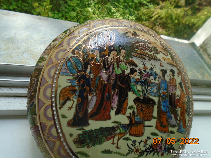 Hand-painted, hand-marked, with gold-enamel contour, large bonbonier with life portrait and flower patterns