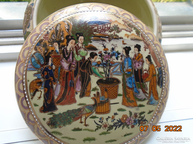 Hand-painted, hand-marked, with gold-enamel contour, large bonbonier with life portrait and flower patterns