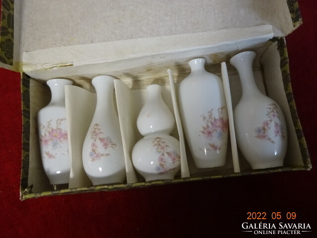 Kínai porcelán váza, öt darab eredeti dobozban. 