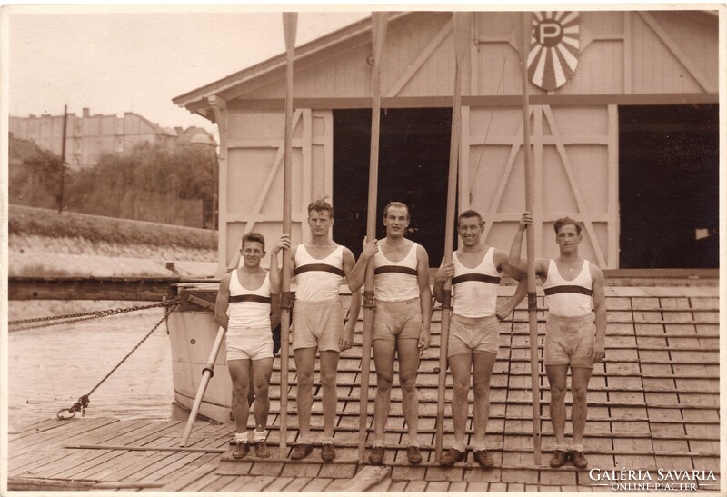 The boat of the Pannonia Rowing Association on the embankment of Újlak in 1931