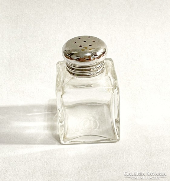 Salt spreader with silver top