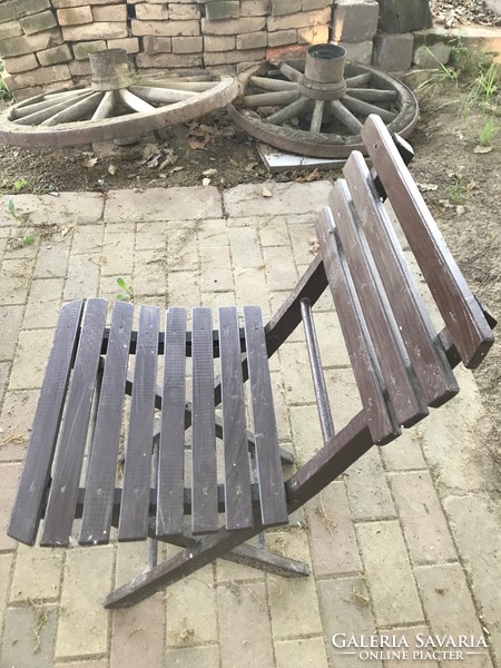 Kerti összecsukható, fa szék,fejújított,újra festett állapotban. Mérete: 40x90 cm 3 db