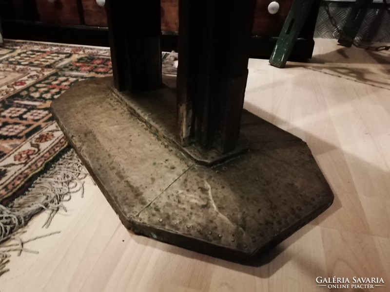 Szecessziós réz lemezelésű sötétbarna asztal a 20. század elejéről restaurálva